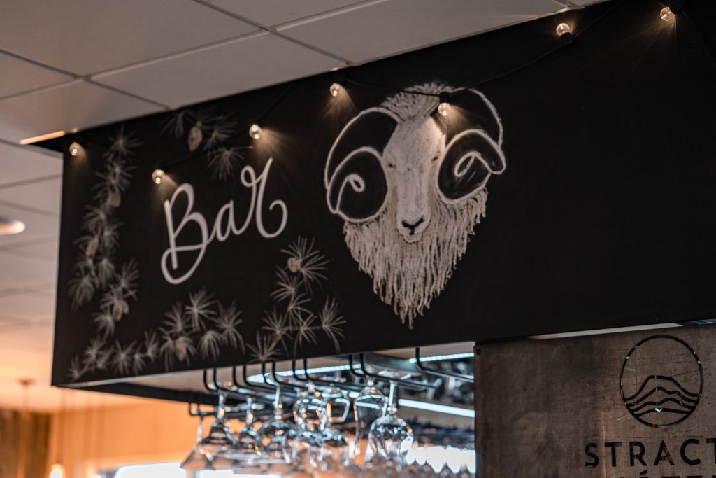 Bar & happy hour (16:00–18:00)